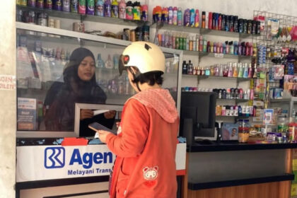 Sri Asih, Perempuan Tangguh Di Balik Layanan Agenbrilink, Permudah Transaksi Warga Kutoarjo (1)