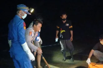 Evakuasi sesosok mayat laki-laki di pesisir Desa Sungai Tabuk, Kecamatan Pantai Lunci, Kabupaten Sukamara, Kalimantan Tengah, Rabu (30/9/2026) dini hari.
