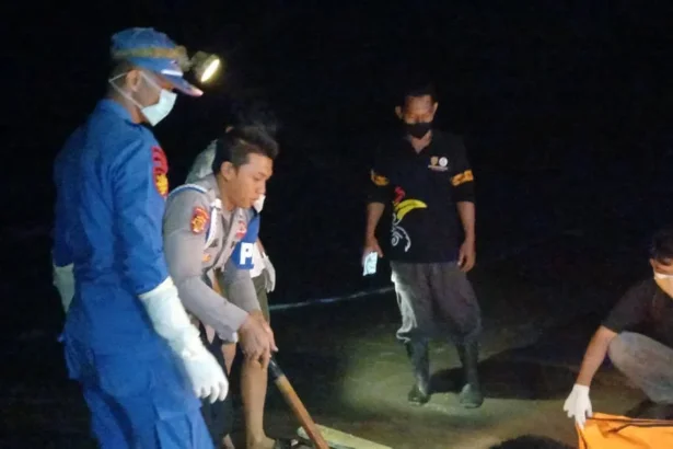 Evakuasi sesosok mayat laki-laki di pesisir Desa Sungai Tabuk, Kecamatan Pantai Lunci, Kabupaten Sukamara, Kalimantan Tengah, Rabu (30/9/2026) dini hari.