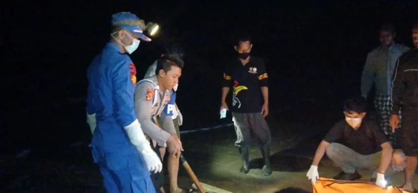 Evakuasi sesosok mayat laki-laki di pesisir Desa Sungai Tabuk, Kecamatan Pantai Lunci, Kabupaten Sukamara, Kalimantan Tengah, Rabu (30/9/2026) dini hari.