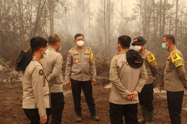 Kapolda Kalimantan Tengah Irjen Pol Iwan Kurniawan turun langsung meninjau penanganan kebakaran hutan dan lahan (karhutla) di kawasan Jalan Tjilik Riwut Km 39, Palangka Raya, Senin (5/10/2026).