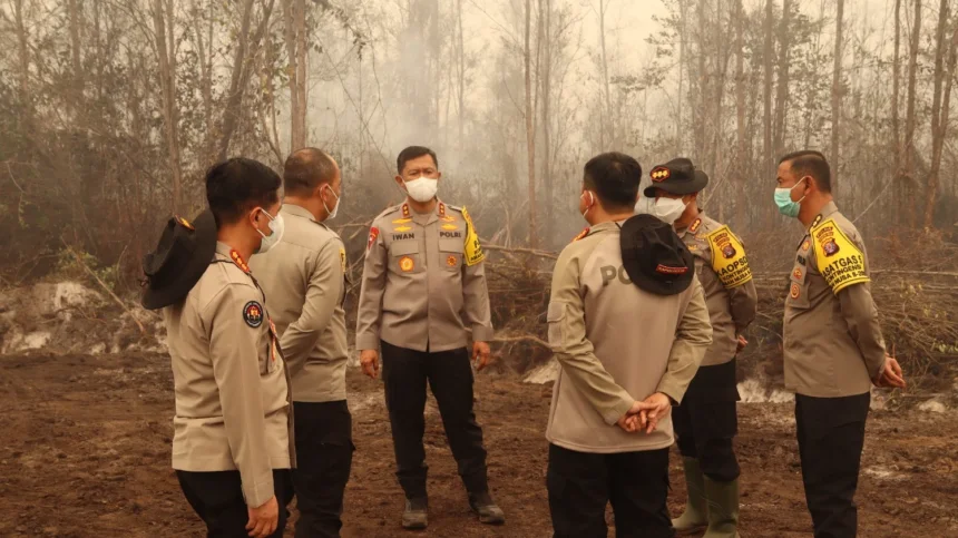 Kapolda Kalimantan Tengah Irjen Pol Iwan Kurniawan turun langsung meninjau penanganan kebakaran hutan dan lahan (karhutla) di kawasan Jalan Tjilik Riwut Km 39, Palangka Raya, Senin (5/10/2026).