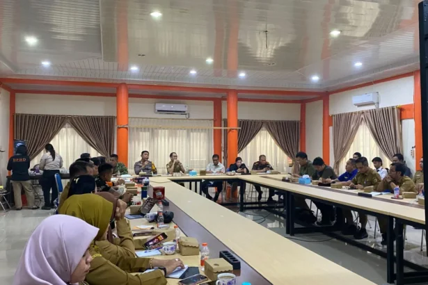 Wali Kota Palangka Raya Fairid Naparin dalam rapat koordinasi bersama unsur Forum Koordinasi Pimpinan Daerah (Forkopimda) dan instansi terkait, Selasa (6/10/2026).