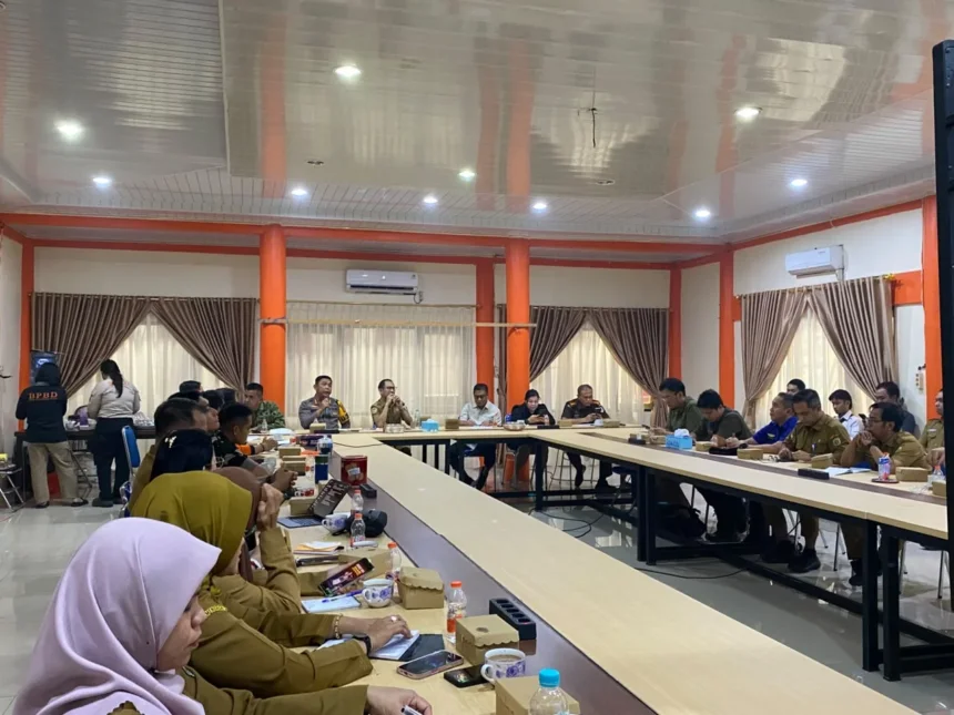 Wali Kota Palangka Raya Fairid Naparin dalam rapat koordinasi bersama unsur Forum Koordinasi Pimpinan Daerah (Forkopimda) dan instansi terkait, Selasa (6/10/2026).