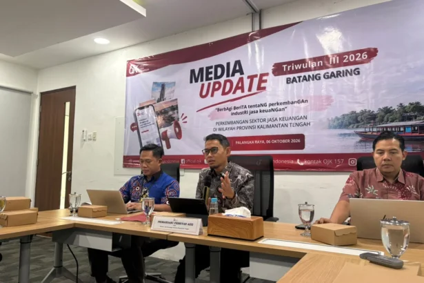 Kepala OJK Kalteng, Primandanu Febriyan Aziz saat media update Triwulan III OJK Kalteng di Aula Hapakat Kantor OJK Provinsi Kalimantan Tengah pada Selasa (6/10/2026).