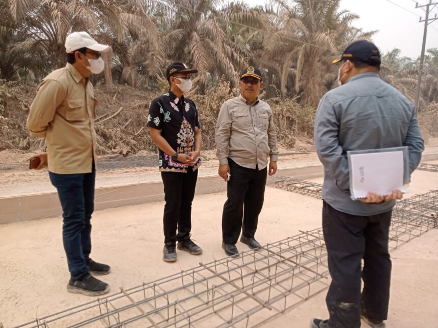 Wakil Ketua Komisi IV DPRD Kalteng, HM Rusdi Gozali saat meninjau Jalan Sepaku–Perigi di Kabupaten Lamandau.