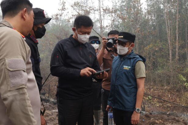 Kapolda Kalimantan Tengah Irjen Pol Iwan Kurniawan saat meninjau penanganan karhutla di Banturung, Jumat (9/10/2026).