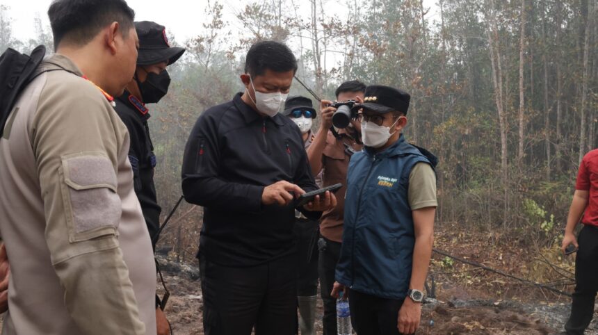 Kapolda Kalimantan Tengah Irjen Pol Iwan Kurniawan saat meninjau penanganan karhutla di Banturung, Jumat (9/10/2026).