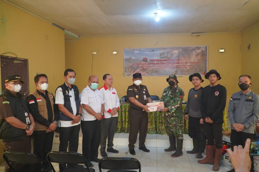 Kepala Kejaksaan Tinggi (Kajati) Kalimantan Tengah Hendrizal Husin menyalurkan bantuan kepada petugas dan relawan pemadam kebakaran hutan dan lahan (karhutla) di Desa Bukit Bamba, Kecamatan Kahayan Tengah, Kabupaten Pulang Pisau, Rabu (14/10/2026).