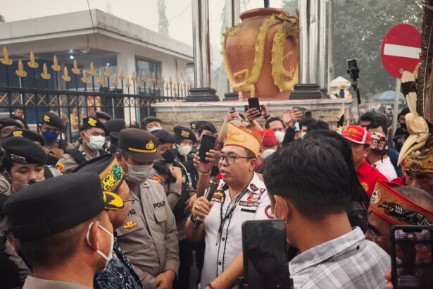 Aliansi Kongres Rakyat Kalimantan Tengah (KRKT) menyoroti ketidakhadiran Gubernur Kalimantan Tengah Agustiar Sabran saat massa menggelar aksi damai menuntut keseriusan pemerintah menangani kebakaran hutan dan lahan (karhutla), Kamis (15/10/2026)