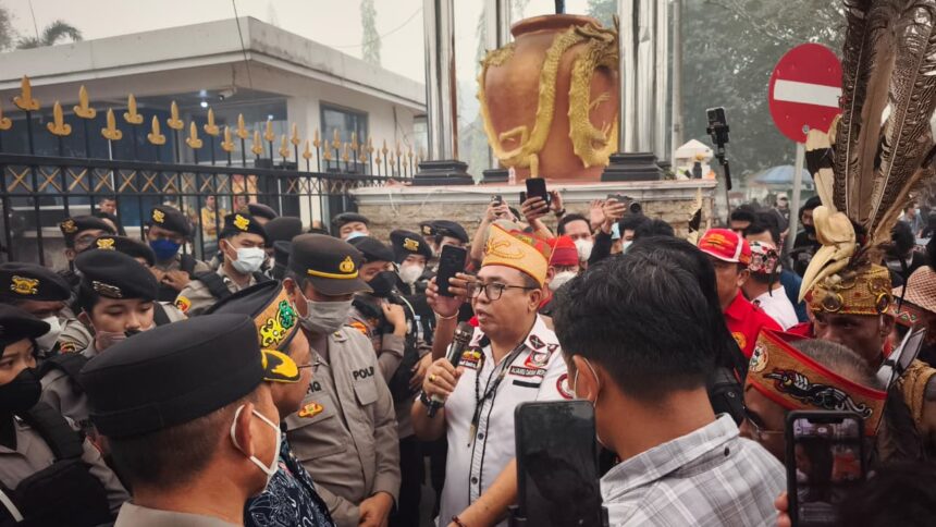 Aliansi Kongres Rakyat Kalimantan Tengah (KRKT) menyoroti ketidakhadiran Gubernur Kalimantan Tengah Agustiar Sabran saat massa menggelar aksi damai menuntut keseriusan pemerintah menangani kebakaran hutan dan lahan (karhutla), Kamis (15/10/2026)