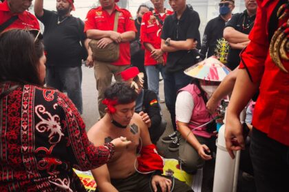 Massa aksi Aliansi Kongres Rakyat Kalimantan Tengah (KRKT) gunakan tabung oksigen aksi damai di Kantor Gubernur Kalteng, Kamis (15/10/2026).
