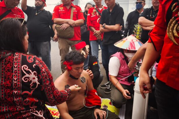 Massa aksi Aliansi Kongres Rakyat Kalimantan Tengah (KRKT) gunakan tabung oksigen aksi damai di Kantor Gubernur Kalteng, Kamis (15/10/2026).