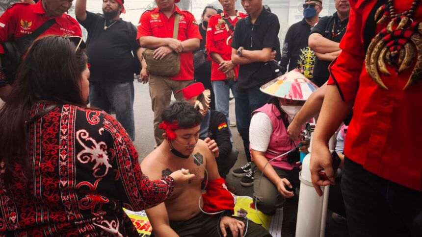 Massa aksi Aliansi Kongres Rakyat Kalimantan Tengah (KRKT) gunakan tabung oksigen aksi damai di Kantor Gubernur Kalteng, Kamis (15/10/2026).