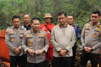 Asisten Utama Operasi (Astamaops) Kapolri Komjen Pol Roycke Harry Langie bersama Kapolda Kalimantan Tengah (Kalteng) Irjen Pol Iwan Kurniawan mengecek langsung penanganan kebakaran hutan dan lahan (karhutla) di Desa Tumbang Nusa, Kabupaten Pulang Pisau, Jumat (16/10/2026).