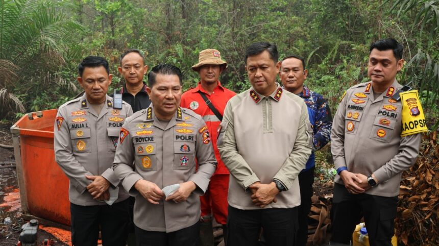 Asisten Utama Operasi (Astamaops) Kapolri Komjen Pol Roycke Harry Langie bersama Kapolda Kalimantan Tengah (Kalteng) Irjen Pol Iwan Kurniawan mengecek langsung penanganan kebakaran hutan dan lahan (karhutla) di Desa Tumbang Nusa, Kabupaten Pulang Pisau, Jumat (16/10/2026).