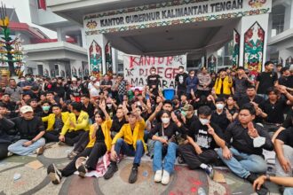 Kekecewaan terhadap lambannya respons yang dirasakan massa berujung pada penyegelan Kantor Gubernur Kalimantan Tengah (Kalteng), Senin (18/10/2026).