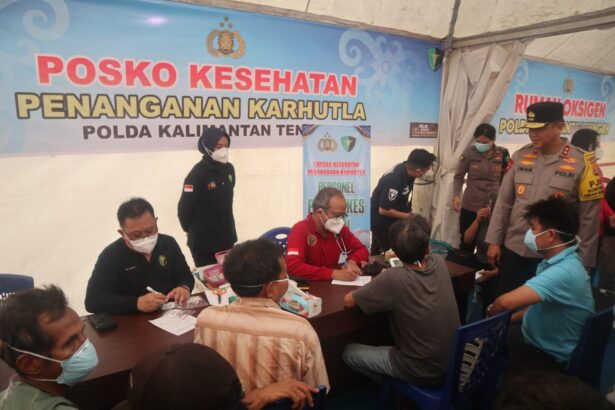 Kapolda Kalteng Irjen Pol Iwan Kurniawan meninjau salah satu Rumah Oksigen di kawasan Pasar Kahayan bersama Ketua Bhayangkari, Maya Iwan, pada Selasa (20/10/2026).
