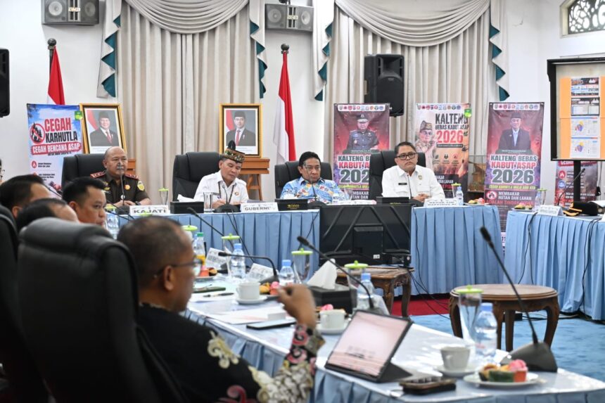 Gubernur Kalimantan Tengah Agustiar Sabran saat memimpin Rapat Koordinasi Pemantauan Penanganan Karhutla di Aula Serba Guna (Aserna), Rumah Jabatan Gubernur Kalimantan Tengah, Kamis (29/10/2026).