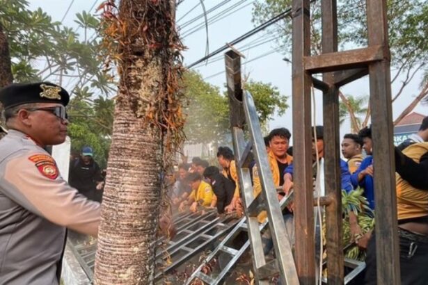 Aksi Demonstrasi Mahasiswa Di Gedung Dprd Kalsel