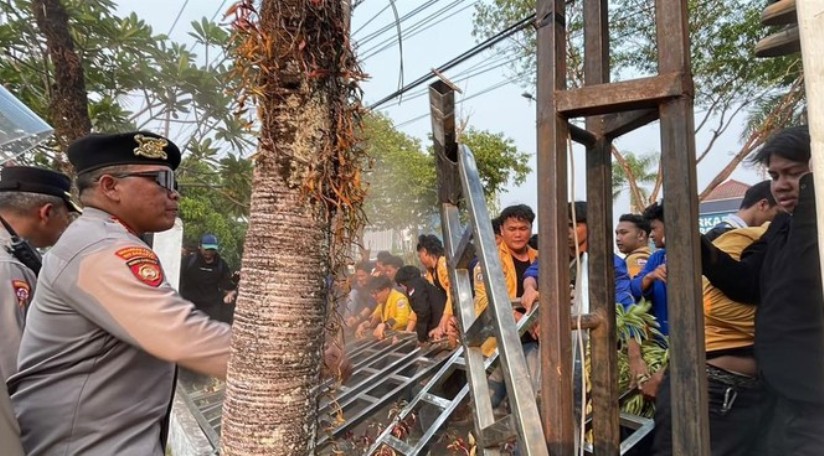 Aksi Demonstrasi Mahasiswa Di Gedung Dprd Kalsel