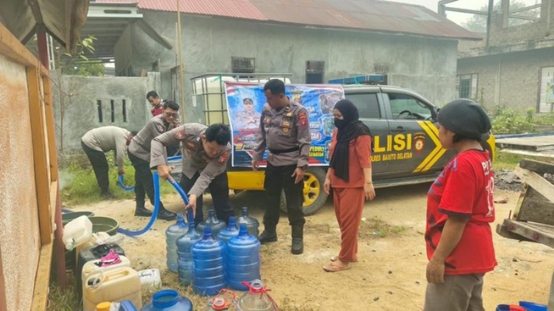 Bantuan Air Bersih Polres Barsel