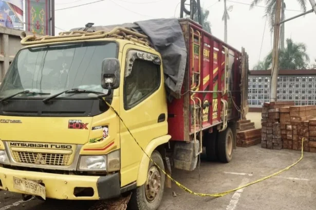 Truk Isi Ulin Dan Benuas